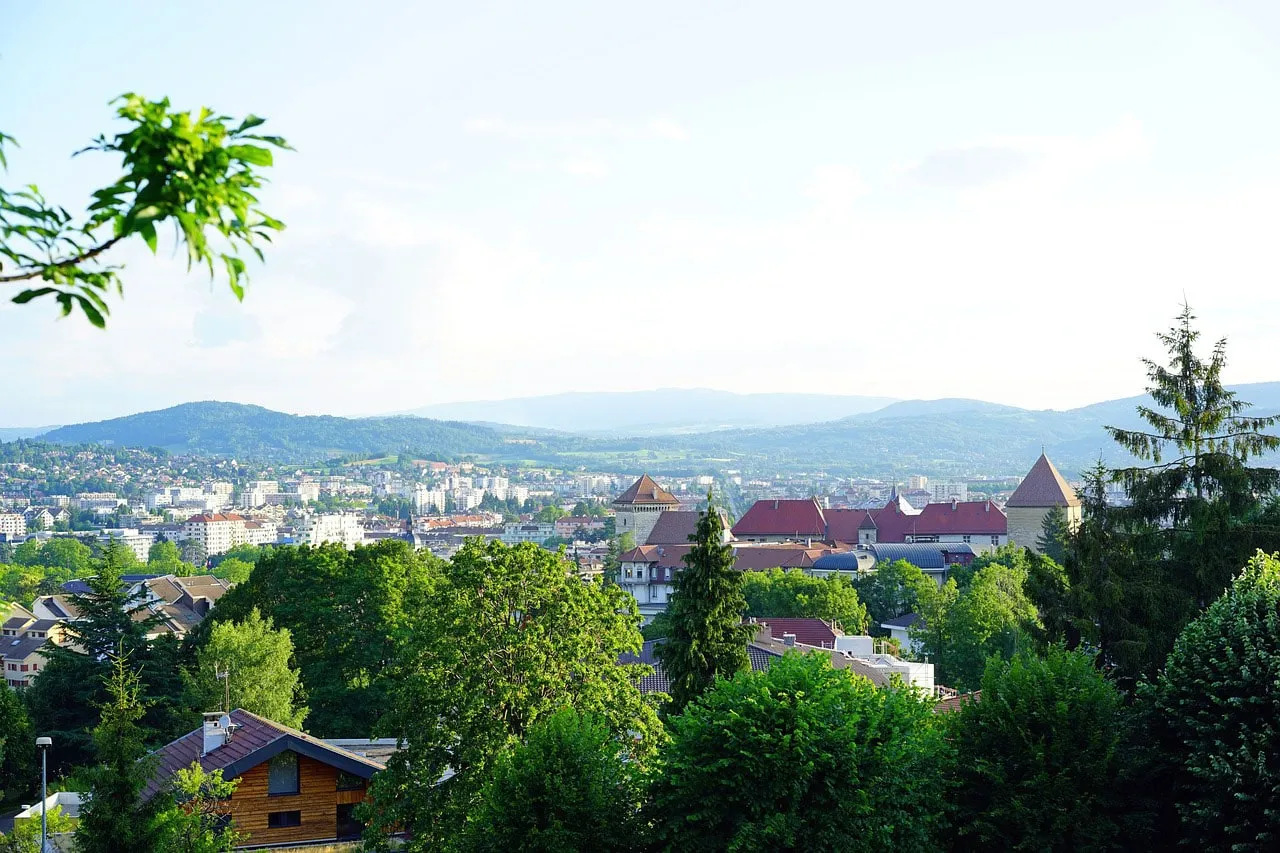 Vue du marché immobilier d'Annecy et du lac